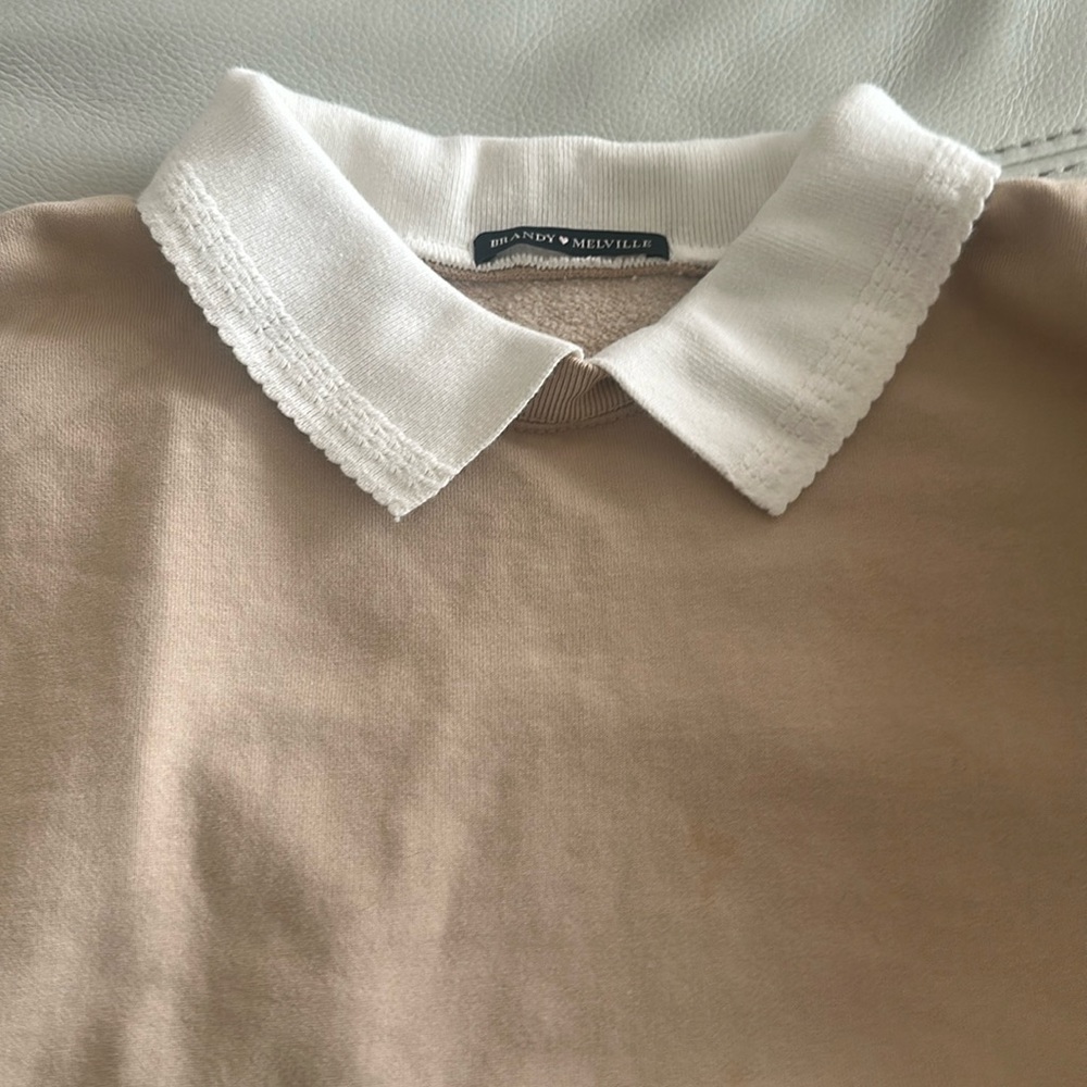 Brandy Melville lace-collared fashion sweatshirt in beige. Standard size.